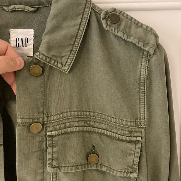 GAP TENCEL™ Icon Utility Jacket in Army Green. Size: Small - Picture 3 of 5